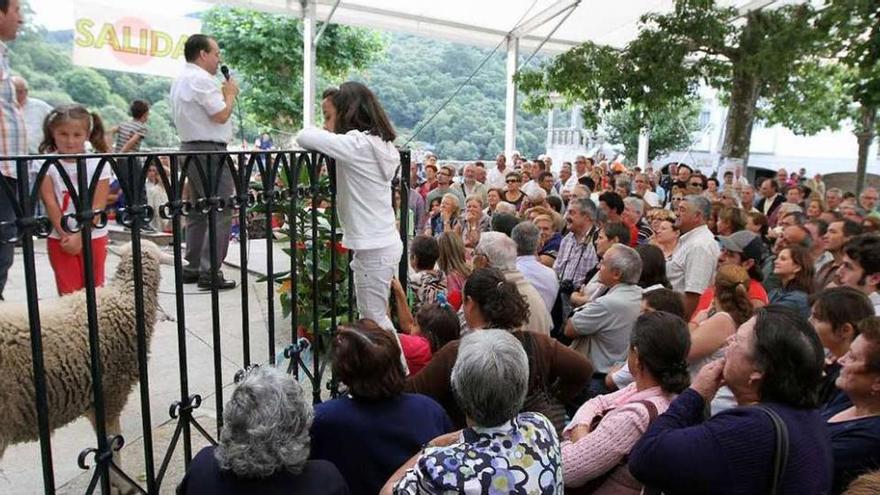 Asistentes a los &quot;poxos&quot; en los que en ocasiones también se subastan corderos. // A. Hernández