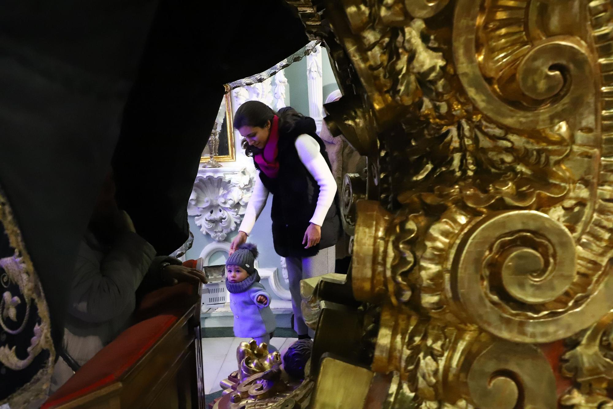 Los niños cordobeses bajo el manto de la Virgen de los Dolores