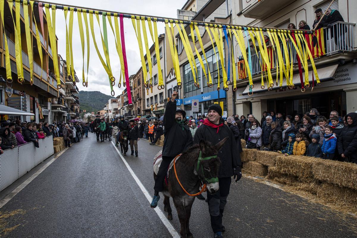 La cercavila de cavalleries i xarrets de Puig-reig s'ha celebrat amb normalitat tot i la pluja La cercavila de cavalleries i xarrets de Puig-reig s'ha celebrat amb normalitat tot i la pluja