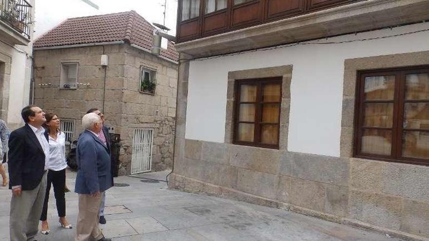 Caballero durante la visita a la sede de la UNED del Casco Vello.