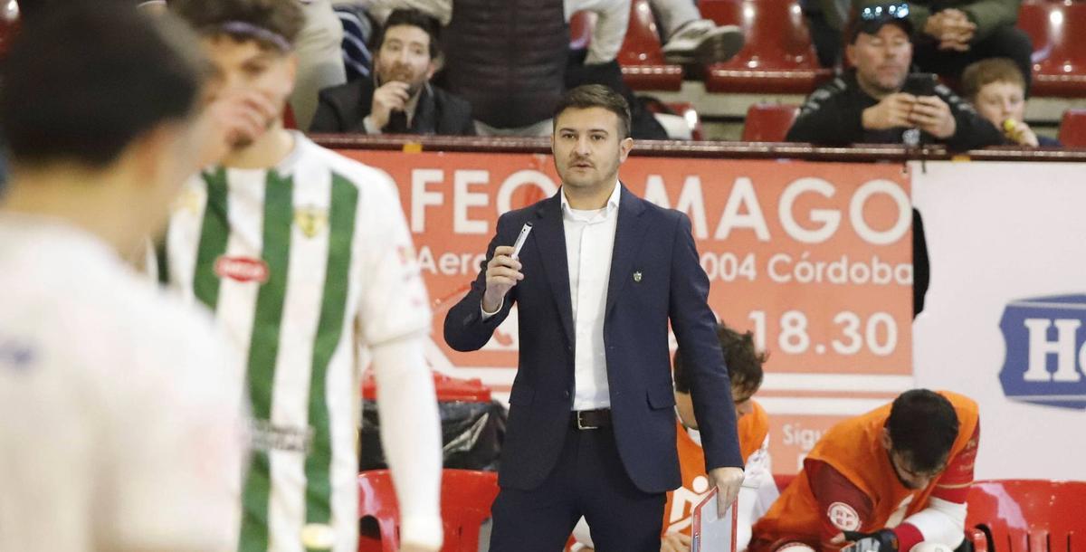 Emanuel Santoro sigue un encuentro del Córdoba Futsal.