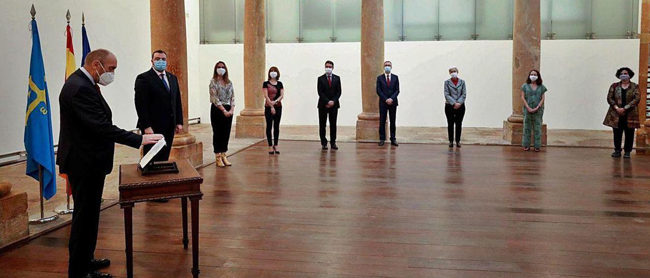 Juan Cofiño, a la izquierda, toma posesión de sus nuevas competencias en presencia del resto de consejeros y de Barbón (segundo por la izquierda), todos ellos con mascarilla.