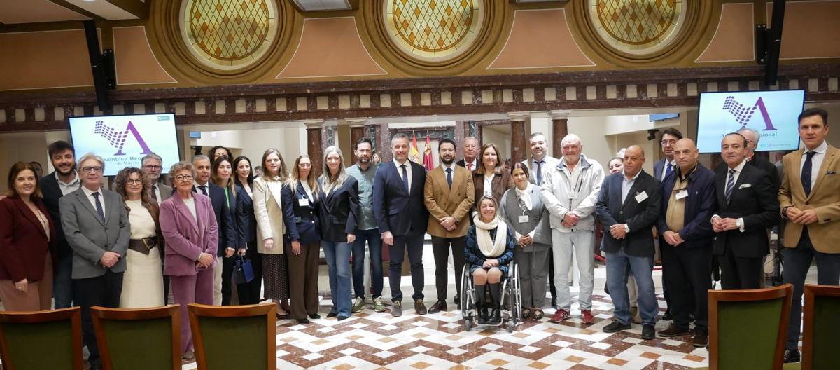 Los diputados populares, este miércoles en la Asamblea con los vecinos de Portmán, que han asistido al debate de la moción.