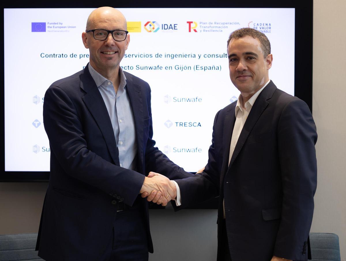 Por la izquierda, Mikel Lasa y Francisco Carro, tras la firma del contrato.