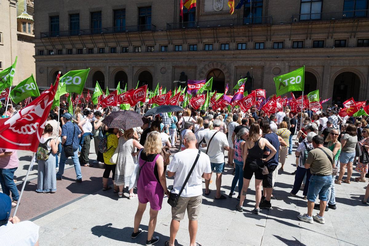 Un momento de la manifestación celebrada a las puertas del Ayuntamiento de Zaragoza por las trabajadoras de la limpieza.