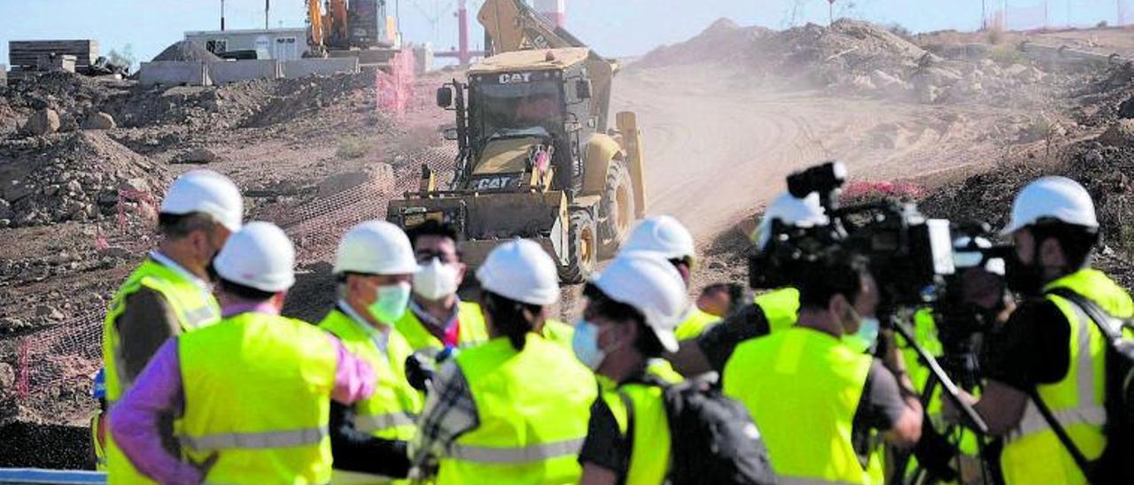 Franquis hace declaraciones durante una visita a las obras de remodelación de los enlaces de Las Chafiras y Oroteanda en la autopista del sur de Tenerife.