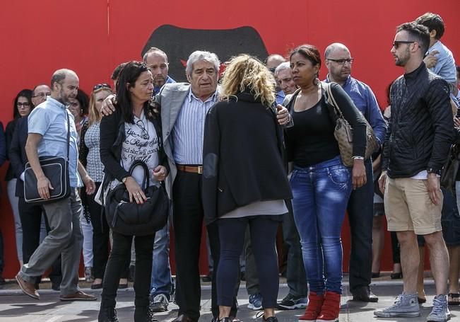 18/04/2016 SUCESOS derrumbe de la vivienda en los critianos donde fallecieron 7 personas  acto homenaje a las victimas   con un minuto de silencio en la plaza del pecador con  autoridades municipales colaboradores en el desescombro  familiares de las víctimas  y vecinos de los cristianos