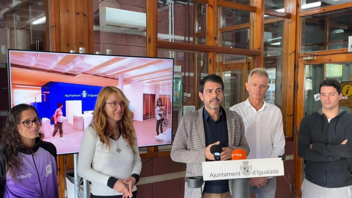 Presentació de les obres a la piscina de les Comes per part de Marc Castells