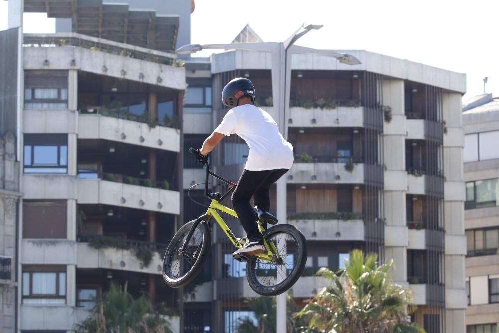 Miles de personas disfrutan en el Náutico de Vigo de las numerosas pruebas de deporte urbano que se disputan en O Marisquiño.