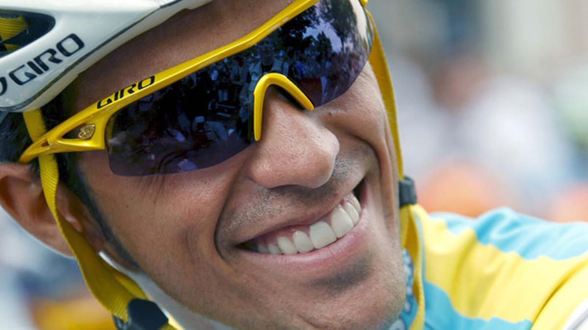 El ciclista de Astana, Alberto Contador, antes de empezar la 10ª etapa del Tour, entre Rodez y Revel