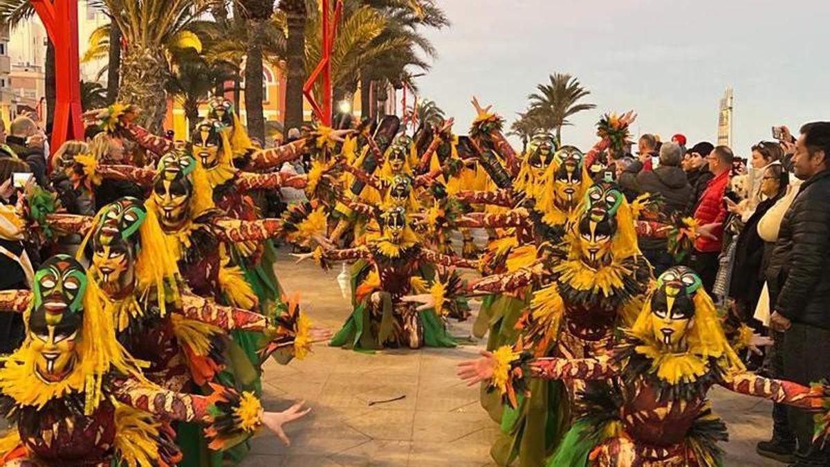 El multitudinario y colorido recibimiento al rey Carnestoltes pone en marcha la maquinaria festiva del Carnaval 2023.