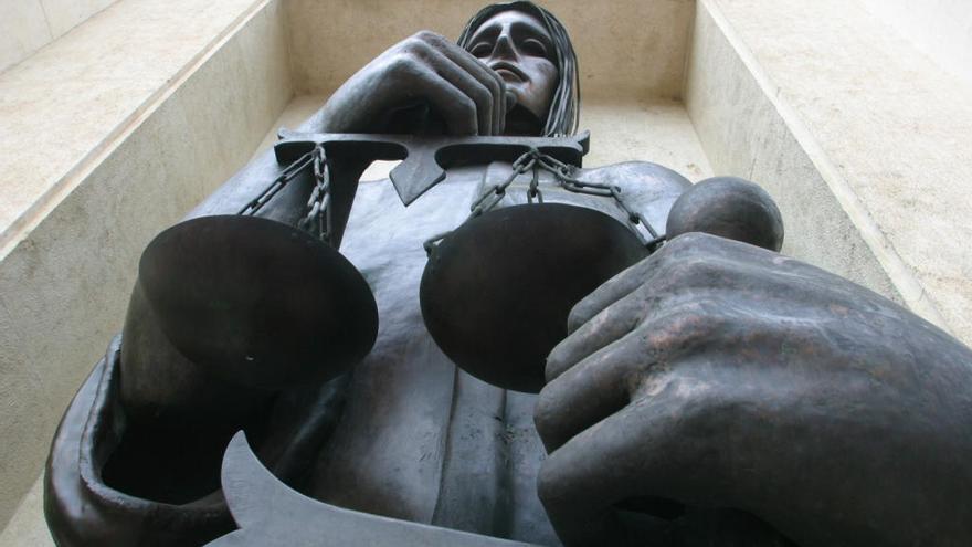 Una de las estatuas que hay en la puerta del Palacio de Justicia.