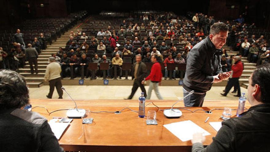 Los taxistas celebraron ayer una tensa asamblea.