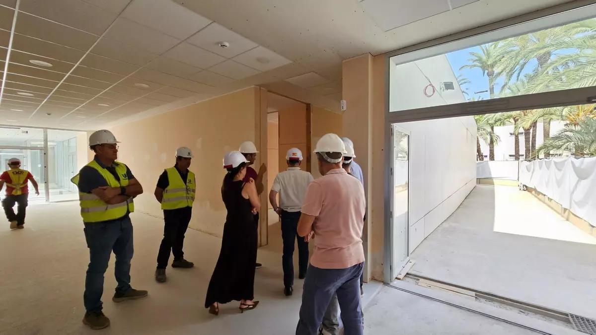 Visita del alcalde y concejales a las obras de rehabilitación del centro, a mediados de junio, cuando se preveía que finalizaran en julio