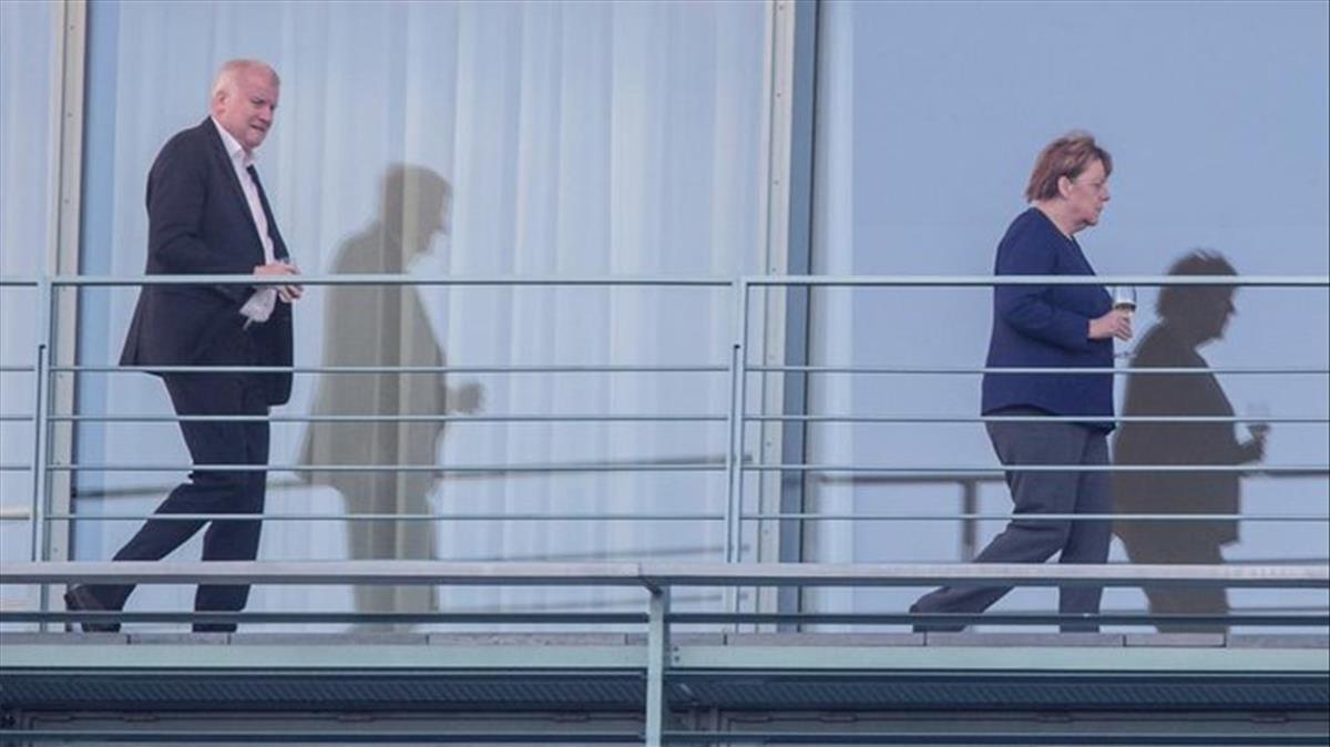 Angela Merkel en un receso en unas conversaciones de emergencia por una crisis política en Alemania