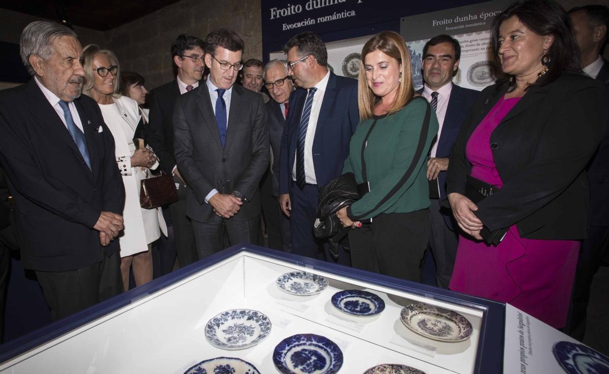 Inauguración de la exposición de Sargadelos en 2017 con Alberto Núñez Feijóo y Adriano Marques (izq.). | C. GRAÑA