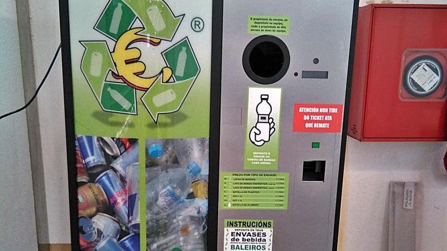 La máquina de reciclaje de la plaza de abastos.   | // FDV