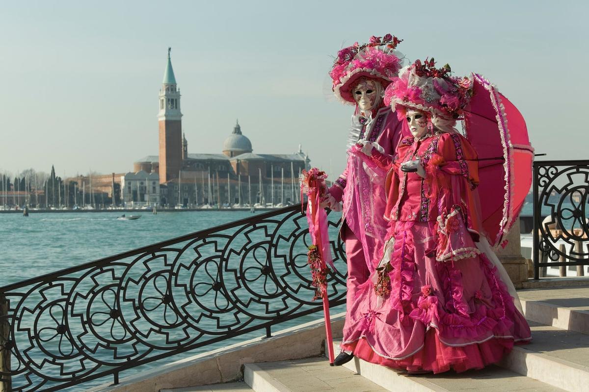 Máscaras en un puente de Venecia durante el carnaval