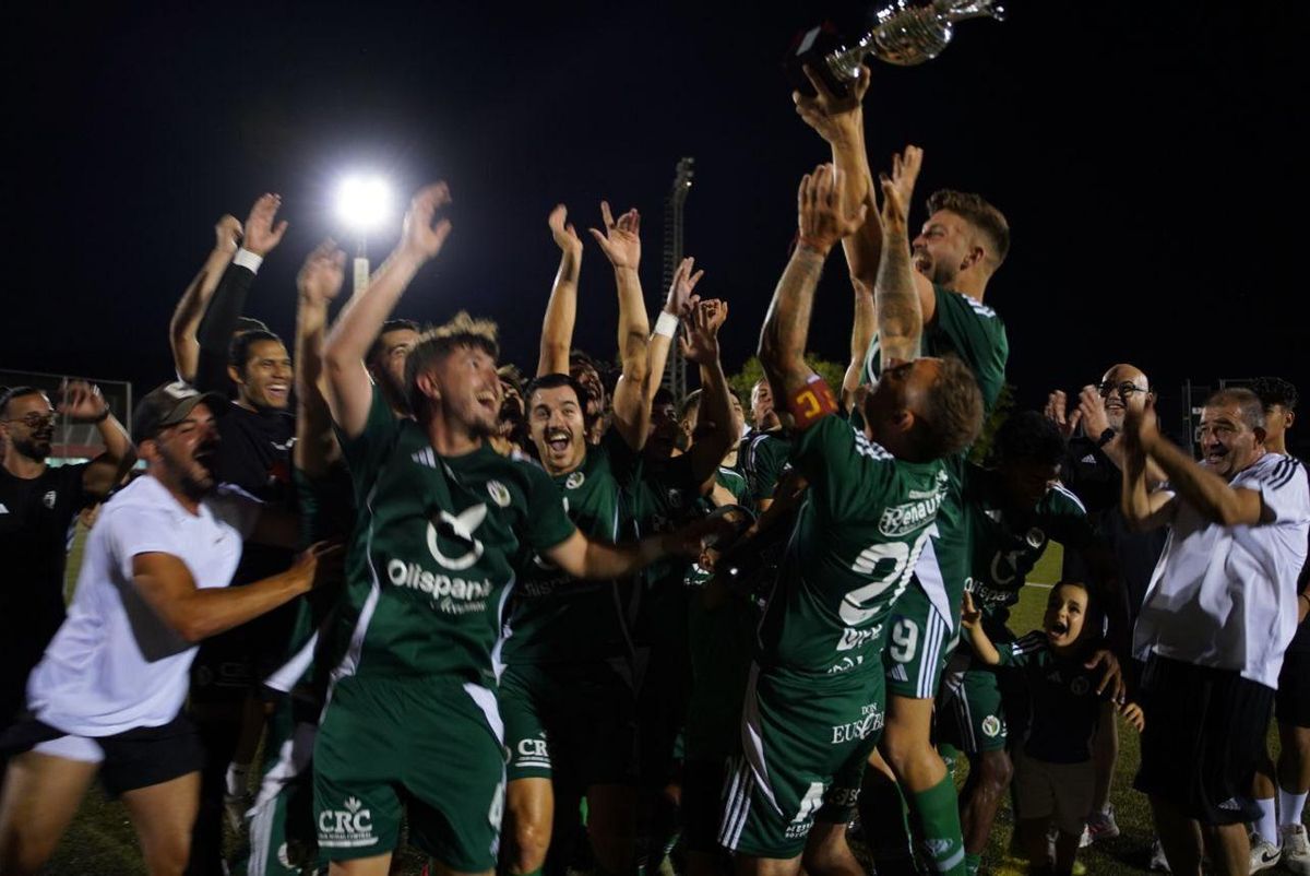 Los jugadores celebran la Supercopa Territorial