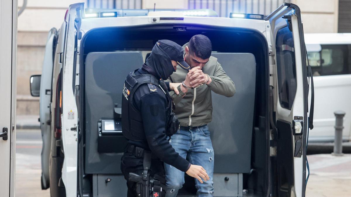 El acusado que ha sido condenado bajando del furgón policial el día del juicio.