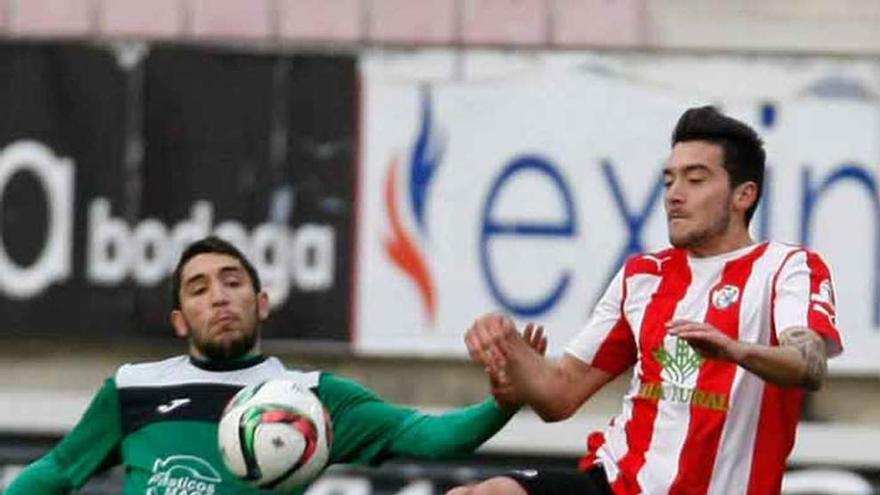 Huertas pugna un balón, ayer.