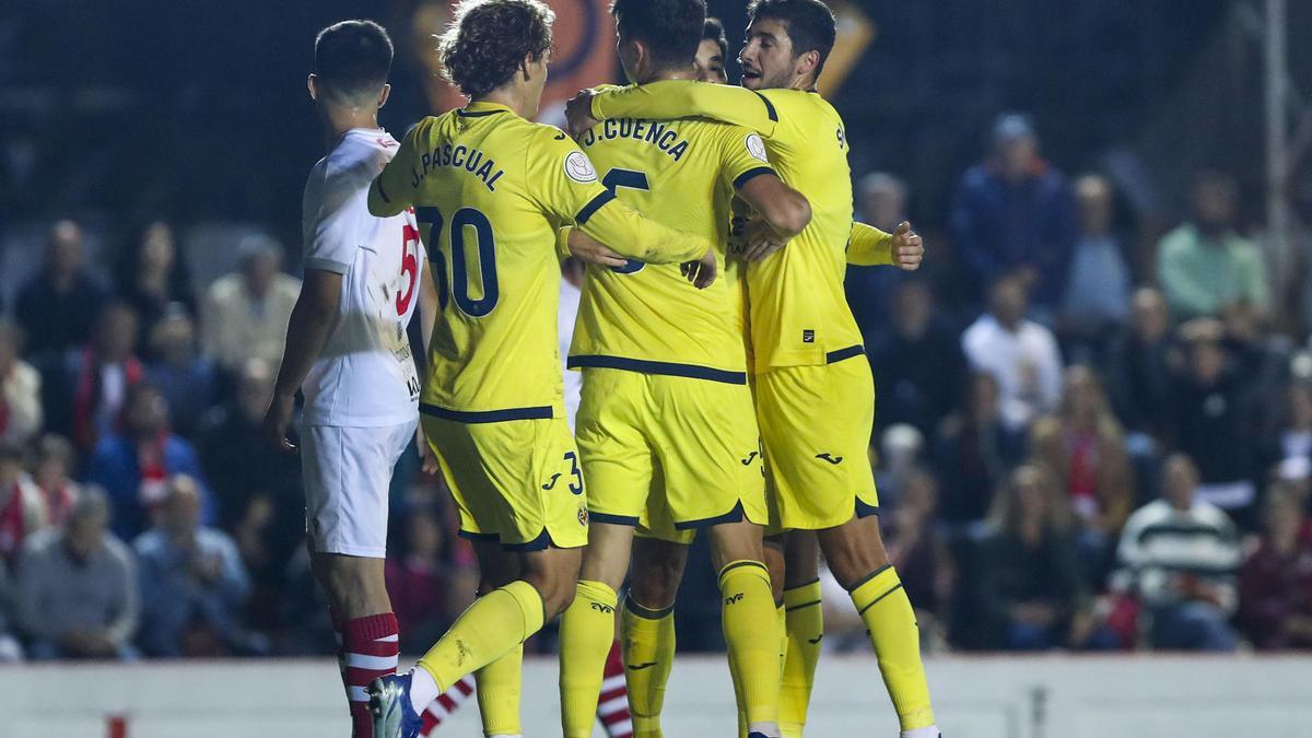 Los jugadores del Villarreal celebran uno de los goles.