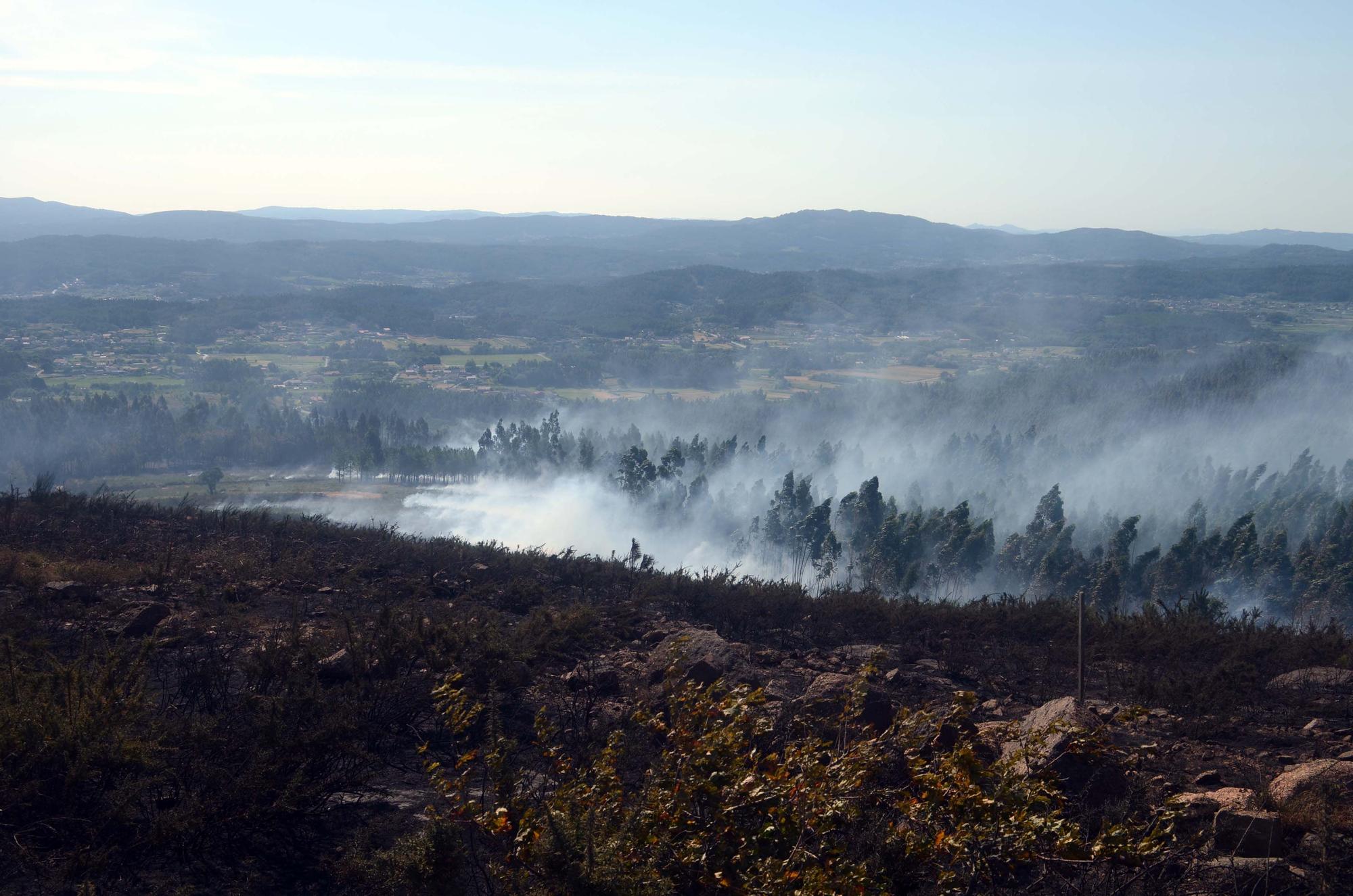 Jornada de humo y cenizas en Arousa con hasta cuatro focos activos