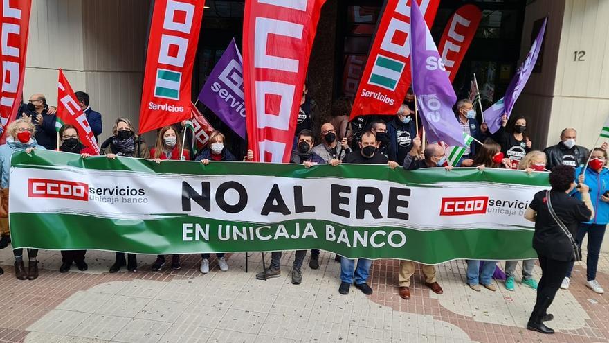 Los sindicatos cifran en más de un 90 por ciento el seguimiento de la jornada de huelga en Unicaja