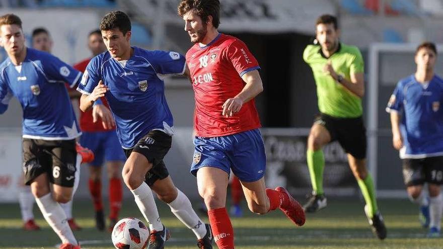 Vilas, del Choco, conduce el balón durante un encuentro del equipo redondelano. // Ricardo Grobas