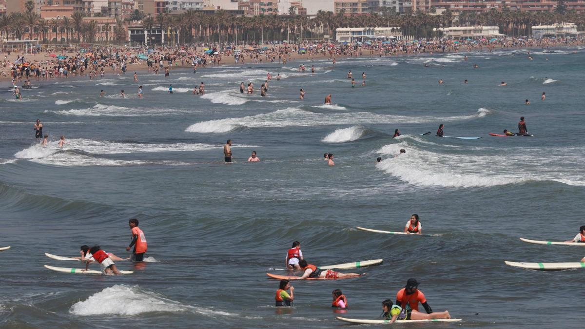 Playa de la Malva-rosa, repleta de bañistas tras el alza de las termperaturas