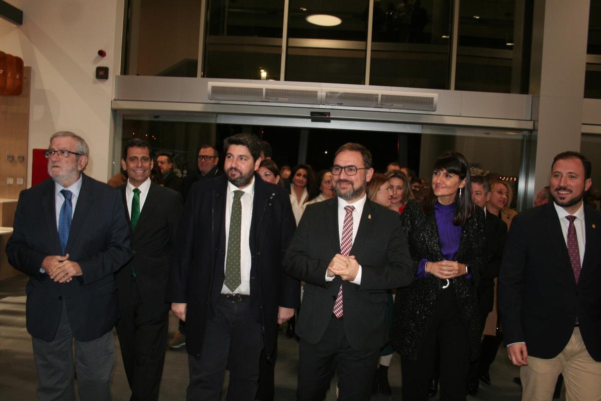 Alberto Castillo, Marcos Ortuño, Fernando López Miras, Diego José Mateos, María González Veracruz y Francisco Morales, entrando en Ifelor.