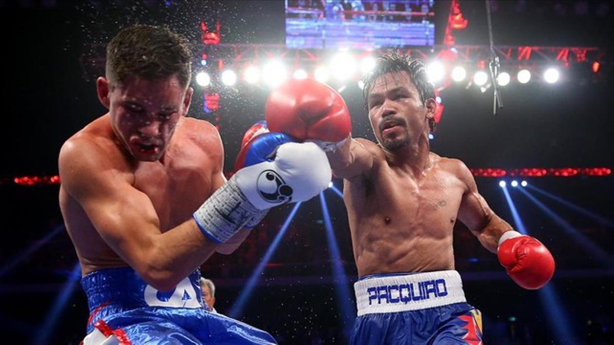 Pacquiao golpea al estadounidense Chris Algieri el pasado 23 de noviembre en Macao (China) en la que conservó la corona welter de la Organización Mundial de Boxeo (OMB).