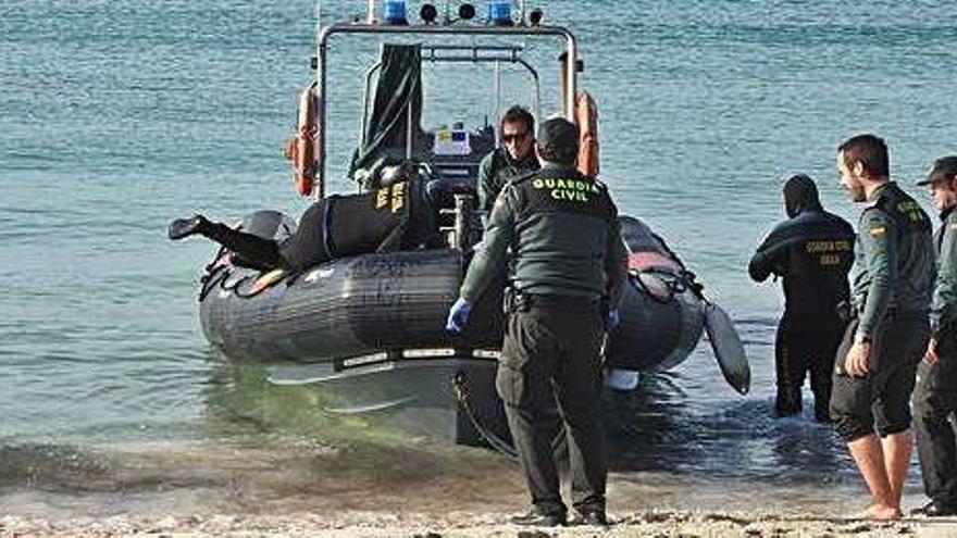 La Guardia Civil traslada el cuerpo encontrado el pasado jueves en ses Illetes, Formentera.