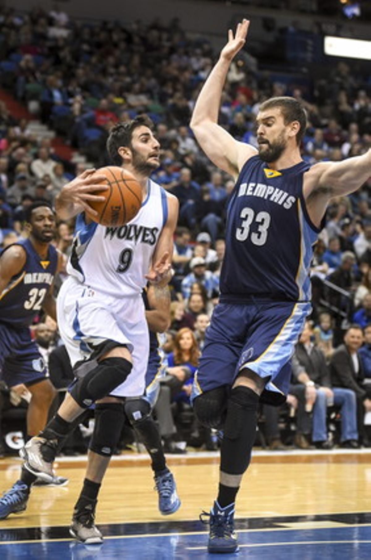 Marc Gasol, de Grizzlies, intenta bloquejar Ricky Rubio, dels Timberwolves, durant un partit de la NBA al Target Center de Minneapolis.