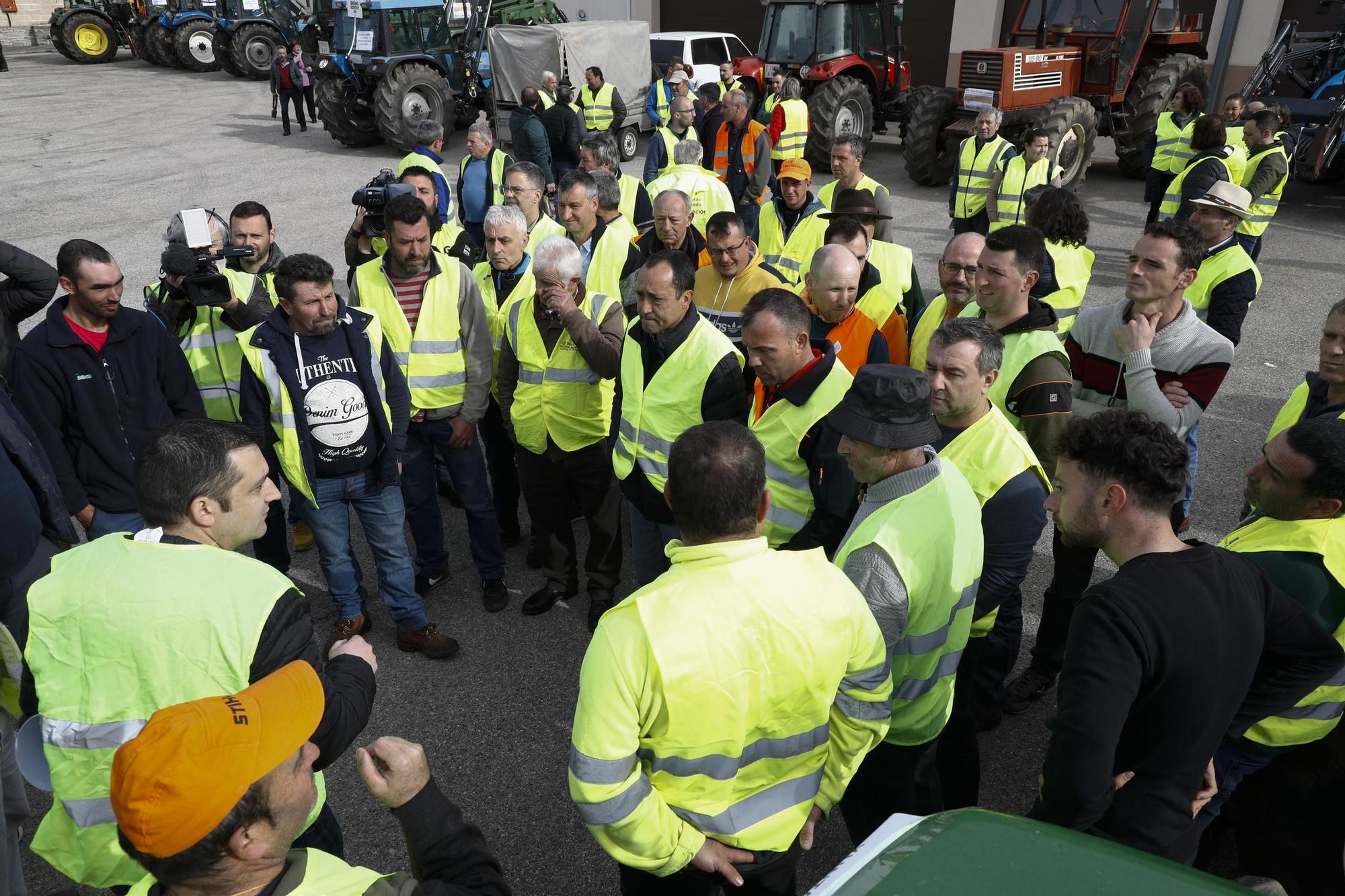 La tractorada gallega rodea la sede de la Xunta