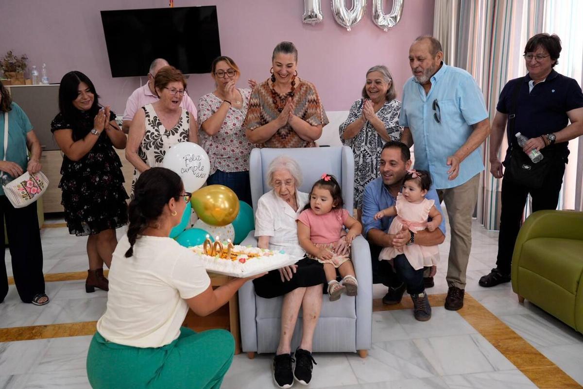 Ana ha cumplido 100 años y recibido el homenaje de la Delegación de Mayores del Ayuntamiento de Córdoba dentro del programa Cordobeses Centenarios.