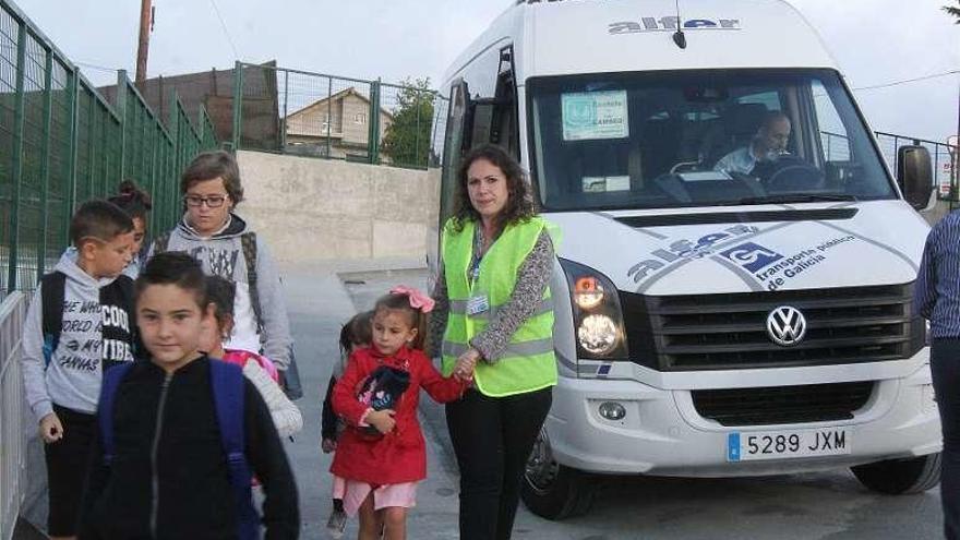 Alumnos usuarios del transporte escolar. // Iñaki Osorio