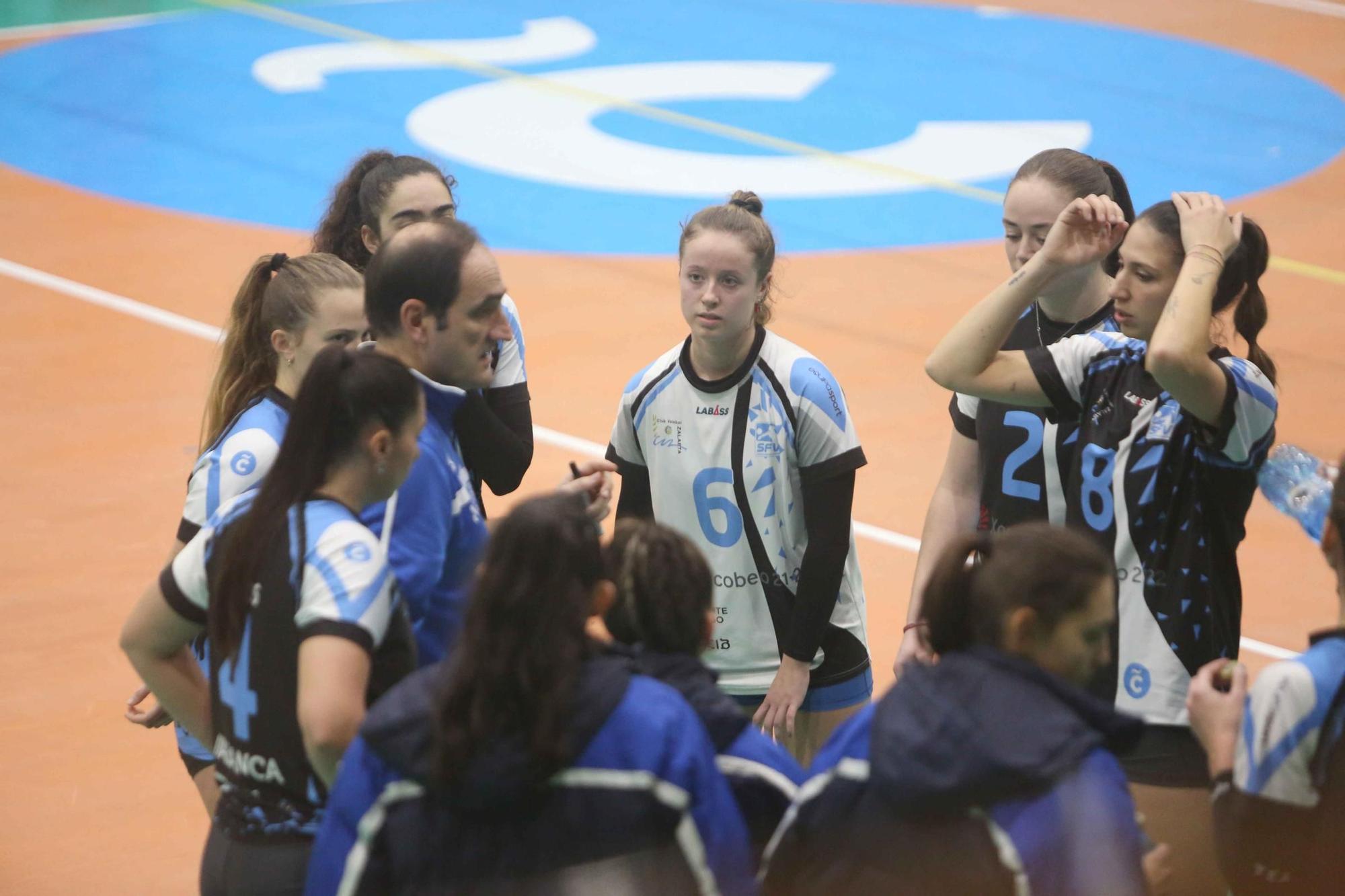 2 - 0 | El Zalaeta vence con autoridad en tres sets al Voleyourense