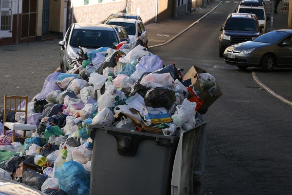 Basura acumulada desde el inicio de la huelga de limpieza en Málaga