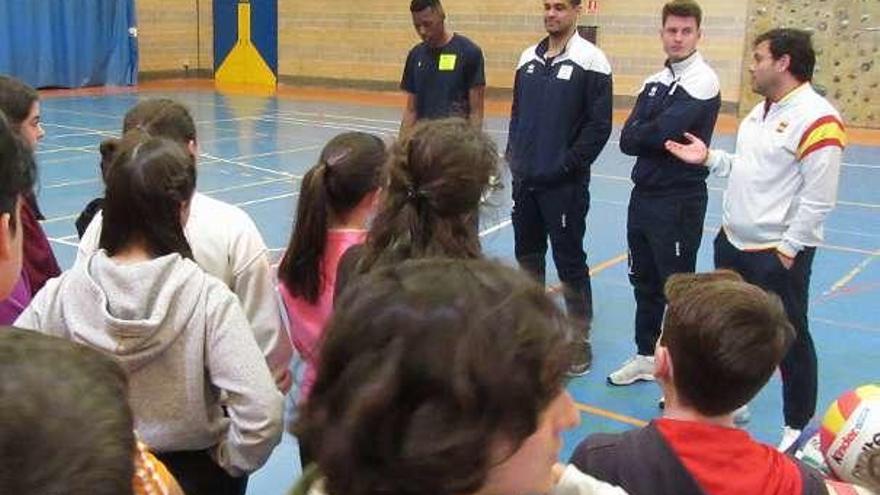 Jugadores profesionales de voleibol aleccionan a los cangueses