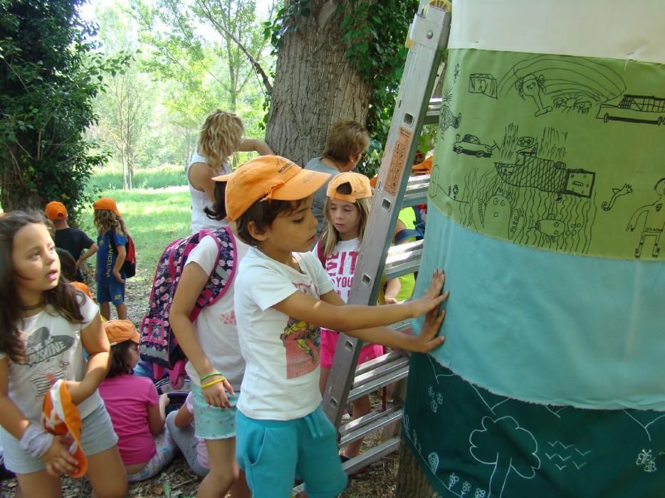 Infants de Sant Salvador creen el 'bosc de l'alegria'