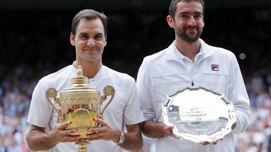 Roger Federer, con su octavo Wimbledon junto al finalista Marin Cilic.