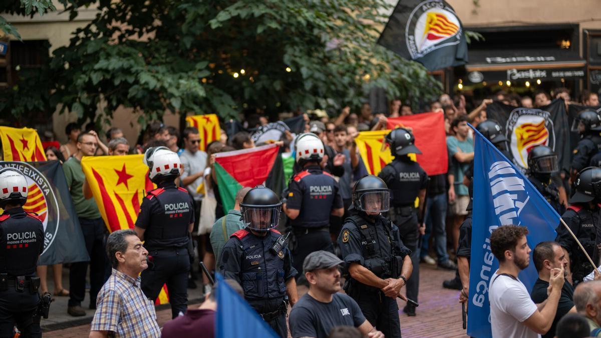 Un grup de l’esquerra independentista irromp durant l’ofrena floral d’Aliança Catalana (AC) amb motiu de la Diada, al Fossar de les Moreres, el 10 de setembre del 2024