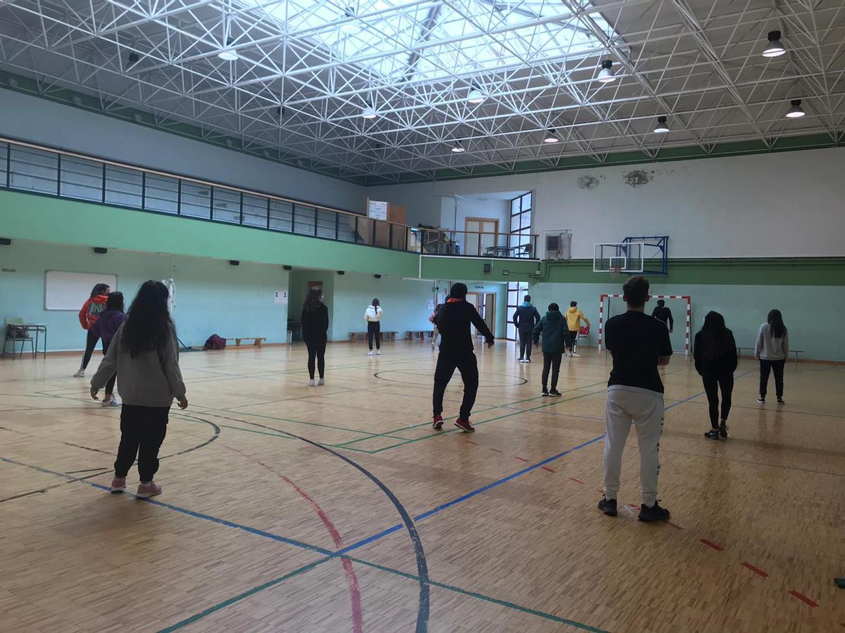 MOMENTO DE UNA CLASE DE GIMNASIA EN UN PABELLON DEPORTIVO