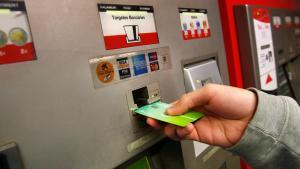 Recarga de ua T-mobilitat en una máquina de venta de billetes de metro, en la estación del Clot