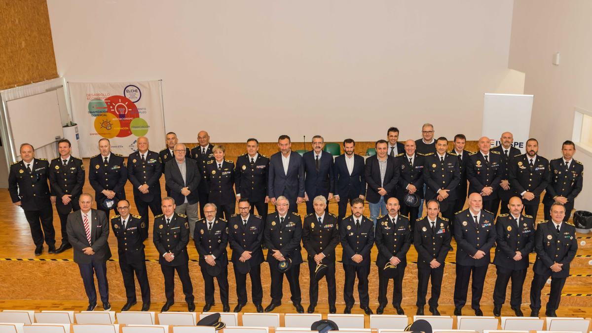 Agentes con el alcalde de Elche, Carlos González, y el secretario autonómico de Seguridad y Emergencias, José María Ángel Batalla, esta mañana