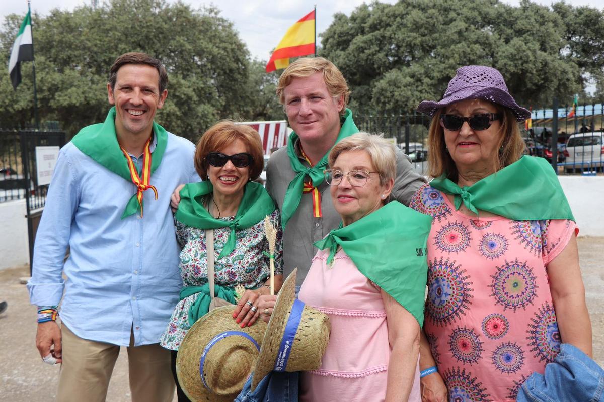 Ignacio Gragera y Antonio Cavacasillas posan con tres romeras.