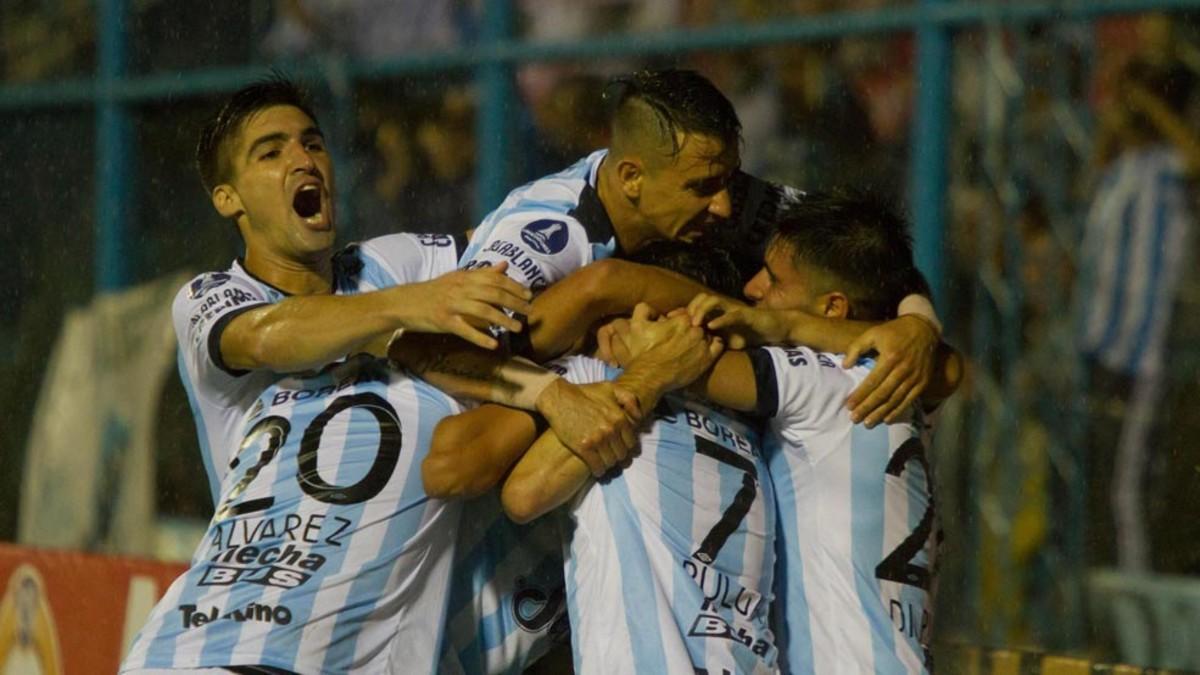Jugadores de Atlético Tucumán celebran un gol ante Jorge Wilsterman