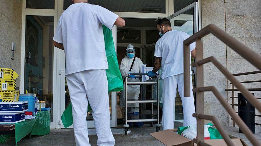 Sanitarios entrando a la Residencia Os Gozos en Pereiro de Aguiar en la jornada de ayer.