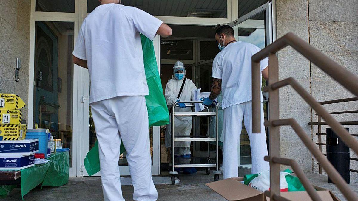 Sanitarios entrando a la Residencia Os Gozos en Pereiro de Aguiar en la jornada de ayer.